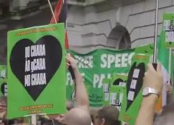 Londra, Mo Chara della band Kneecap a processo per terrorismo per aver sventolato bandiera Hezbollah: accolto da flash mob pro Palestina - VIDEO