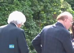 Boldi e Razzi respinti ad Arcore all'ingresso della camera ardente di Berlusconi. Solo familiari ed amici stretti - VIDEO