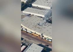 California, aereo da turismo si schianta contro il tetto di un magazzino a Fullerton, 2 morti e 19 feriti - VIDEO