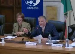 Roma, ministro Giuli canta "Albachiara" di Vasco Rossi per annunciare la vittoria di Alba come Capitale dell'Arte Contemporanea 2027 - VIDEO