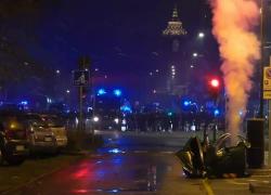 Torino, guerriglia urbana dopo corteo pro Askatasuna, lanciate bombe carta e auto incendiate, 31 agenti feriti, 2 arresti, 3 denunce - VIDEO