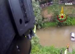 Valdagno, 80enne perde il controllo dell’auto che fa un volo di 7 metri e finisce in un torrente - VIDEO