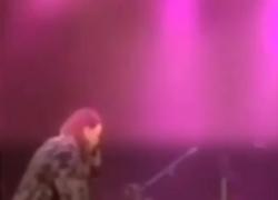 Gianluca Grignani interrompe concerto per problemi tecnici e lascia il palco: "Qui non va un ca**o" - VIDEO