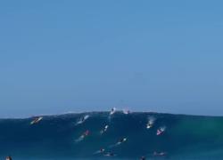 Surfista Laura Enever domina un'onda di oltre 13 metri alle Hawaii e segna il record mondiale femminile - VIDEO