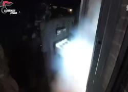 Foggia, arrestato il boss mafioso Leonardo Gesualdo, ricercato dal 2020, il blitz dei Gis mentre il latitante dormiva - VIDEO