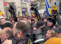 Greta Thunberg fermata e poi rilasciata in Norvegia: la protesta contro il parco eolico che minaccia le renne - VIDEO
