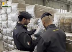 Lacchiarella, trovati e sequestrati 65224 capi con falso logo Armani in showroom, denunciato rappresentate legale della societ&agrave; - VIDEO