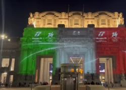 Gruppo FS, illuminata la Stazione di Milano Centrale in occasione del "One Year to Go", countdown delle Olimpiadi Milano Cortina 2024
