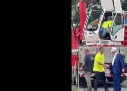Usa, Trump inaugura pennone di 30 metri alla Casa Bianca, un operaio sulla gru si addormenta dietro al tycoon - VIDEO