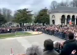Luc Montagnier, al funerale nessuna carica pubblica ma tante persone comuni: si canta "Libertà" VIDEO