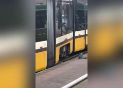 Milano, tram 15 deraglia a Rozzano, 3&deg; incidente in 10 giorni, Atm nega: "Uscito carrello da binari, no deragliamento" - VIDEO