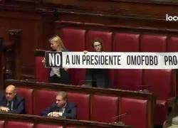 Camera, Fontana “omofobo e pro Putin”: i tre secondi di gloria dello striscione Pd di Zan e Scarpa stracciato dai commessi. VIDEO
