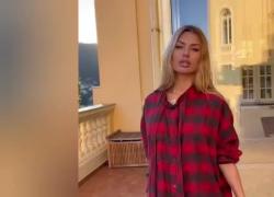 Star russe distruggono borse Chanel: "Discriminate in base a nazionalità" - VIDEO