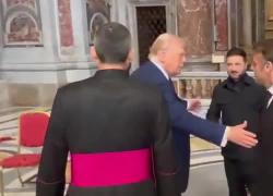 Incontro Trump-Zelensky, i due a colloquio sull'Ucraina alla Basilica di San Pietro dopo aver salutato Macron - VIDEO