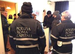 "A Natale vigili pronti a entrare nelle case". Scoppia la polemica: ecco che cosa succederà