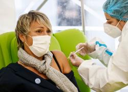Vaccini over 50: prenotazioni aperte dal 10 maggio. Figliuolo rivaluta AstraZeneca