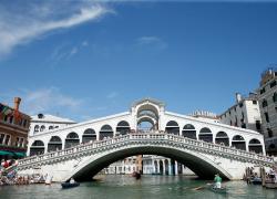 Venezia, coppia di turisti ebrei statunitensi aggrediti sul Ponte di Rialto da 3 persone, lanci di acqua e aizzato un cane contro i 2