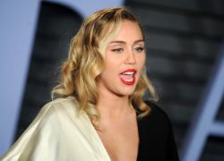 Miley Cyrus, ricoverata in terapia intensiva per infezione al ginocchio: "La gamba ha iniziato a disintegrarsi, per i medici era disgustoso"