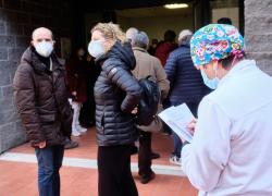 Vaccino Covid, avanzano dosi: operatori chiamano i parenti