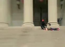 Assalto a Capitol Hill: manifestante mima la morte di George Floyd. IL VIDEO 