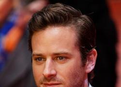 Armie Hammer accusato di essere un cannibale, le chat choc