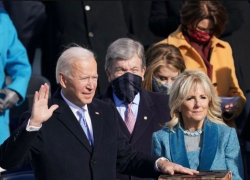 Usa, il giuramento Joe Biden e Kamala Harris: subito la firma su 17 decreti esecutivi