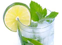 Bere acqua calda e limone al mattino a digiuno fa dimagrire davvero? Attenzione...
