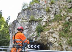 Amalfi, si stacca costone roccioso: grossa frana sulla statale