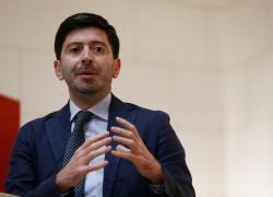 Covid, aperta inchiesta per omicidio colposo da 7 procure sul protocollo tachipirina e vigile attesa di Speranza, la perizia medica: "Riduceva possibilità di sopravvivenza"