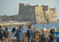Covid Italia, nuovo balzo dei contagi in Veneto. A Napoli folla in strada: transenne sul lungomare 
