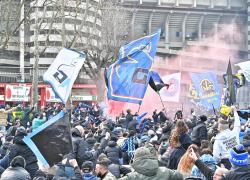 Milan-Inter, il derby dell’assembramento. Violate le regole anti-Covid fuori da San Siro