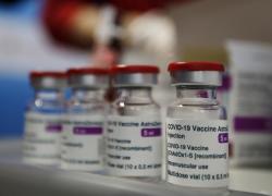 Astrazeneca getta la maschera dopo un fin troppo lungo silenzio e confessa le sue colpe: "Il vaccino anti Covid può causare trombosi". Siete pronti a morire?