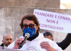 Sanremo 2021, protesta ristoratori fuori dall'Ariston: "Basta prenderci in giro"