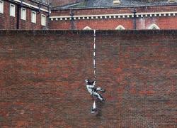 Banksy: è suo il murale sul carcere di Reading. Fu la prigione di Oscar Wilde