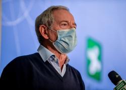 Variante Omicron, il punto di vista di Guido Bertolaso: "L'unica arma è il vaccino"