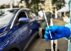 Covid Lombardia, partono vaccinazioni in auto: "Gente al limite della sopportazione"
