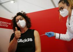 Vaccino AstraZeneca, Inghilterra non ha paura: "Vicini a immunizzazione di massa"