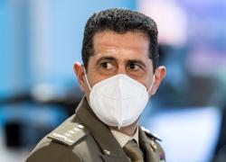 Vaccini, l'Italia ordina troppe dosi di Pfizer e Moderna. Figliuolo: "Le regaleremo all'estero"