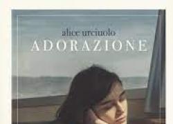 L' adolescenza tra "Adorazione" e violenza,  Alice Urciuolo racconta il romanzo finalista al Premio Strega