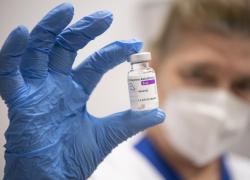 Parma, 60enne vittima di effetti avversi dopo 2a dose vaccino Covid AstraZeneca: "Trombosi e danni permanenti"