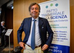 Vaccino AstraZeneca ultime notizie, Burioni: "Così demoliscono loro reputazione"