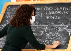Vaccino, docente colpita da ictus dopo AstraZeneca: è grave 