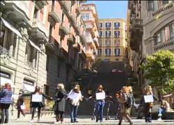 Covid Italia, proteste in tutta Italia per le riaperture: a Napoli va in scena il “flashmob della mutanda”
