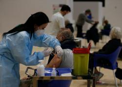 Vaccino Covid, il virologo: "Poche dosi, quarta ondata inevitabile"
