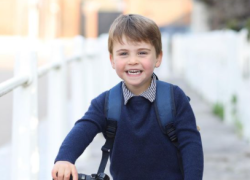 Principe Louis compie 3 anni e Kate Middleton lo immortala al primo giorno di asilo