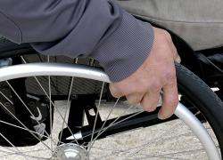 Grosseto, 42enne tetraplegico investito da un auto: multato per 42€ dalla polizia perché "non era sul marciapiede", lui: "Assurdo"