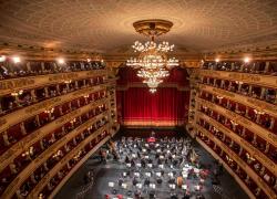 Teatro Alla Scala, torna in vigore il dress code, cartelli all'ingresso e in biglietteria avvertono: "Niente canottiere, pantaloncini e infradito"