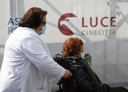 Vaccino Pfizer, quattro dosi a una 67enne. Figliuolo: "Colpa della stanchezza"