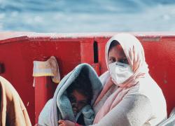 Migranti sbarcati oggi, la Sea Eye attracca a Pozzallo con 414 persone a bordo