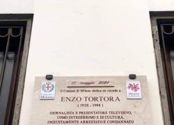 Enzo Tortora. Una targa in sua memoria apposta a Milano in via Piatti, dove abitava